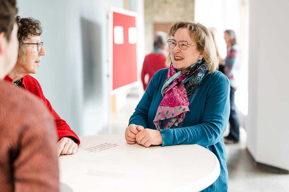 Besucherinnen im Bildungszentrum Heidelberg