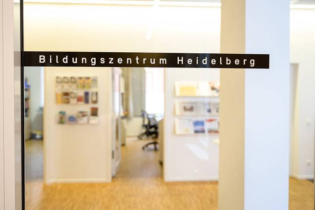 Quelle: ©-www.keskin-arts.com Die Eingangstür zum Bildungszentrum Heidelberg