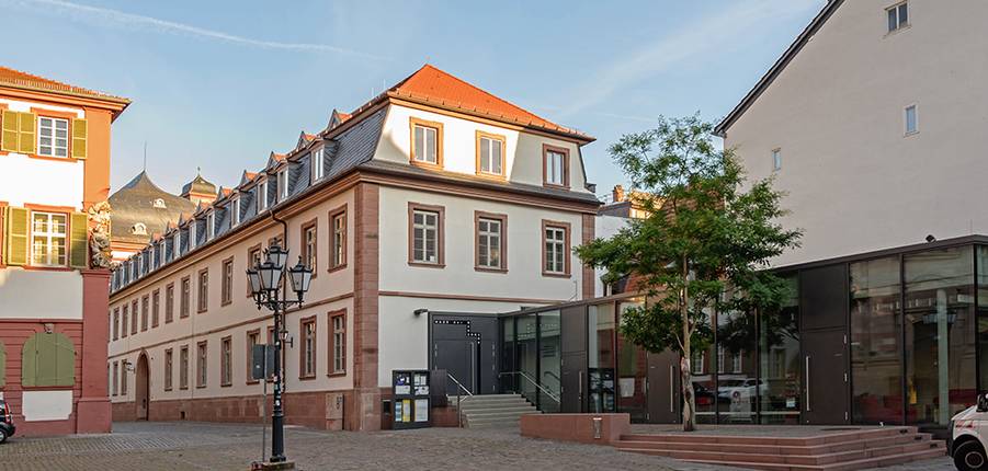 Quelle: ©-www.keskin-arts.com Das Bildungszentrum Heidelberg von außen