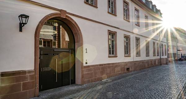 Quelle: ©-www.keskin-arts.com Der Eingang des Bildungszentrums Heidelberg