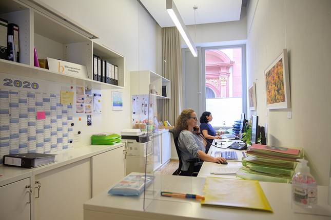 Quelle: ©-www.keskin-arts.com Verwaltungsmitarbeiterinnen im Bildungszentrum Heidelberg